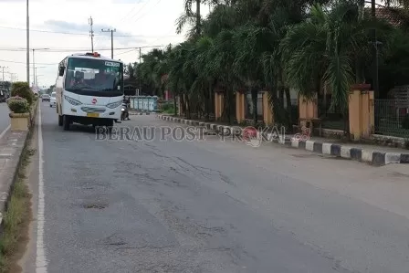 JALAN RUSAK: Salah satu jalan yang ada di Kabupaten Berau yang kondisinya rusak karena sering dilalui kendaraan perusahaan.