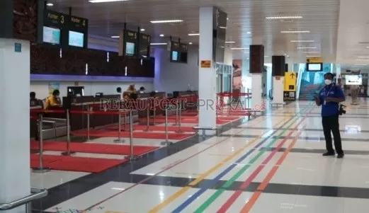BERATKAN PEDAGANG: Suasana ruang check-in yang ada di Bandara Kalimarau, Teluk Bayur.