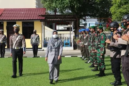 GELAR PASUKAN: Bupati Berau, Sri Juniarsih memimpin apel gelar pasukan dalam rangka Operasi Kepolisian Terpusat Lilin Mahakam 2021, kemarin (23/12).