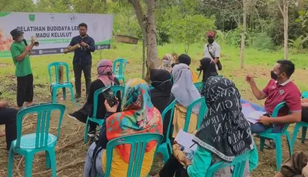 PELATIHAN:Para peserta dari Kampung Inaran saat mengikuti pelatihan budidaya lebah madu kelulut, program dampingan PPM PT Berau Coal, kemarin (23/12).