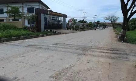 DIBONGKAR: Pita penggaduh di Jalan Pangeran Diponegoro dibongkar Dishub, karena tak berizin.