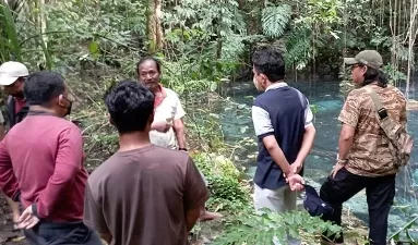 SUMBER AIR: Tim DPUPR Berau saat meninjau sumber air baku di Kecamatan Bidukbiduk yang kerap tercampur air asin saat tengah pasang.