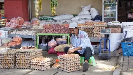 RELATIF STABIL: Harga sejumlah bahan pokok di Pasar Sanggam Adji Dilayas masih relatif stabil jelang pergantian tahun.