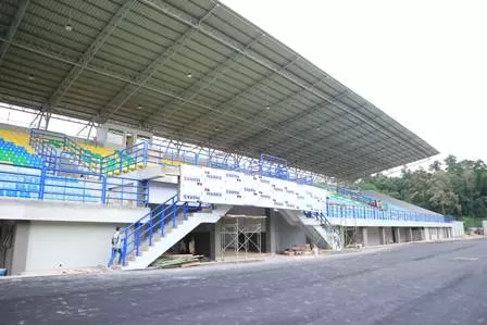 KONSTRUKSI: Pembangunan Stadion Olimpic Mini di Teluk Bayur, merupakan salah satu proyek yang sudah masuk dalam tahap penyelesaian.