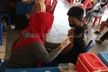 JEMPUT BOLA: Dinas Kesehatan Berau melakukan vaksinasi di dua lokasi dengan sasaran 300 peserta, kemarin (30/12).