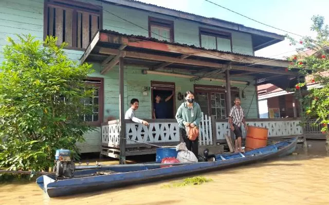 TERENDAM: Banjir setinggi tiga meter yang terjadi di RT 2 dan 3. Meski begitu warga masih belum mau mengungsi dan memilih tetap berdiam di rumah masing-masing.