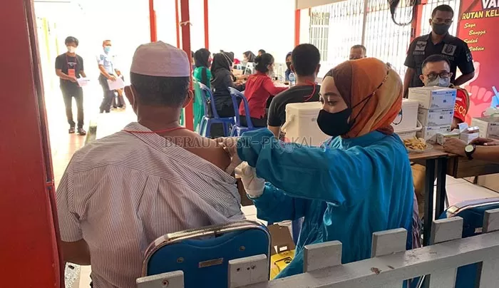 VAKSINASI: Warga binaan saat mengantre untuk mendapatkan suntikan vaksin tahap kedua di Rutan Tanjung Redeb kemarin (11/1).