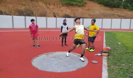 LATIHAN: Atlet atletik saat melakukan latihan di Stadion Olympic Mini di Teluk Bayur, kemarin (12/1)
