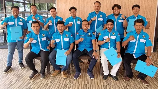 DAPAT AMANAH: Para karteker kecamatan berfoto bersama dengan Ketua DPD KNPI Berau, Kamis (13/1).