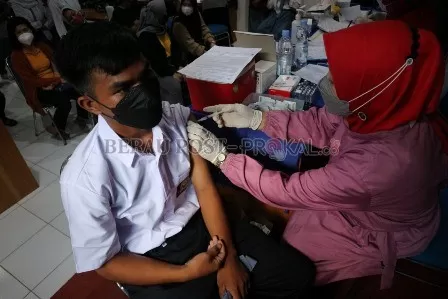 SUNTIK VAKSIN: Salah seorang pelajar di Kabupaten Berau saat melakukan vaksinasi beberapa waktu lalu.