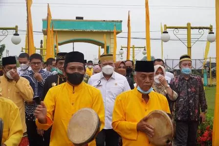 KUNJUNGI: Ketua DPD RI La Nyalla Mahmud Mattalitti saat mengunjungi Keraton Sambaliung, kemarin (15/1).