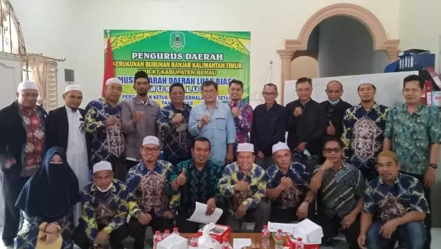 NAHKODA BARU: Pengurus KBB-KT Berau berswafoto dengan H. Ramadhan sebagai Sekum KBB-KT provinsi.