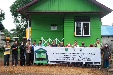 BANTUAN RUMAH: PT Berau Coal menyerahkan dua unit rumah untuk KAT Petung, Kampung Merancang Ulu, Kecamatan Gunung Tabur,  Jumat (14/1) lalu.