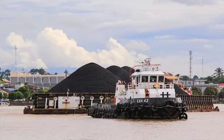 EMAS HITAM: Tongkang-tongkang pengangkut batu bara saat melintasi perairan Sungai Segah.