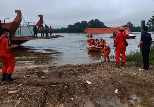 EVAKUASI KORBAN: Tim gabungan mengevakuasi jasad korban tenggelam yang berhasil ditemukan kemarin (20/1).