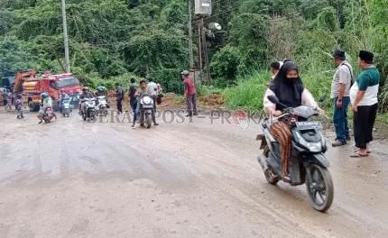 LONGSOR: Material tanah akibat tebing yang longsor sempat membuat ruas jalan di wilayah Kelurahan Gunung Tabur menuju Kecamatan Derawan terganggu.