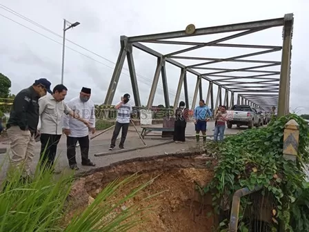 TINJAU LOKASI: Wakil Bupati Berau Gamalis bersama jajaran DPUPR Berau saat meninjau jembatan di Kampung Gunung Sari yang amblas.