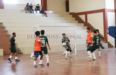 SENGIT DAN SERU: Pertandingan pembuka antara KUPP FC (Kustom oren biru) melawan Zamroni FC (kostum hijau tua) berlangsung sengit. Meskipun skor akhir 15-0 untuk kemenangan KUPP FC.