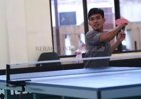 FOKUS BERLATIH: Habibie Wahid, pemain andalan cabor tenis meja Berau saat fokus berlatih di kota Bekasi, beberapa waktu lalu.