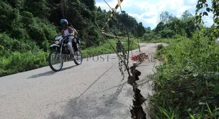 AKSES TIGA KAMPUNG: Jalan menuju Kampung Gurimbang kembali ambles beberapa waktu lalu akibat curah hujan yang tinggi. Kondisi ini membutuhkan penanganan segera.