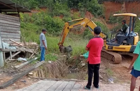 RESPONS CEPAT: Pembuatan drainase di kawasan RT 23, Kelurahan Sambaliung mulai dikerjakan. Hal ini untuk mengantisipasi banjir apabila hujan deras.