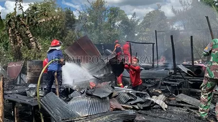 JADI ARANG: Satu bangunan ludes terbakar di Jalan SM Aminuddin, Kecamatan Sambaliung, kemarin.