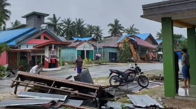 HANCUR: Salah satu rumah warga di RT 7, Kampung Bumi Jaya, hancur akibat terjangan puting beliung,  Senin (7/2) sekira pukul 11.30 wita