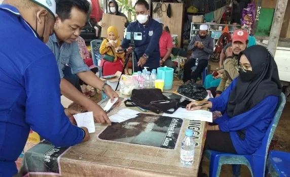 ANTUSIAS: Salah seorang warga usai menggunakan hak pilihnya dalam memilik Ketua RT 13 Kelurahan Karang Ambun yang baru, kemarin (13/2)