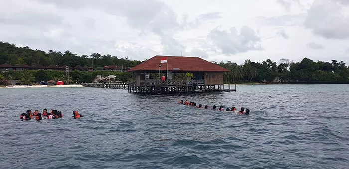 DILAKUKAN DENGAN PROKES: Sejumlah peserta mengikuti pelatihan gabungan Water Rescue dan Sea Survival, yang dilaksanakan di Pulau Maratua beberapa waktu lalu.