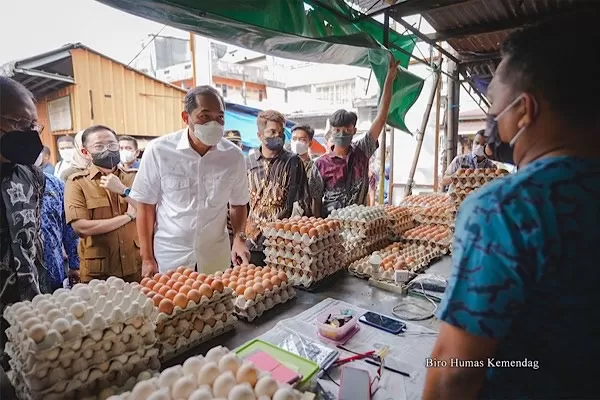 Menteri Perdagangan Muhammad Lutfi meninjau ketersediaan stok dan harga barang di Pasar Terong dan Pasar Pa'baeng Baeng, Makassar, Sulawesi Selatan, Kamis (17/2).