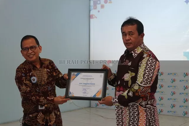 MAKIN TERMOTIVASI: Kepala KUPP Tanjung Redeb Hotman Siagian, menerima piagam penghargaan dari Kepala KPPN Tanjung Redeb Gusti Hasbullah, sebagai satker dengan realisasi APBN tertinggi tahun 2021 di Kabupaten Berau.