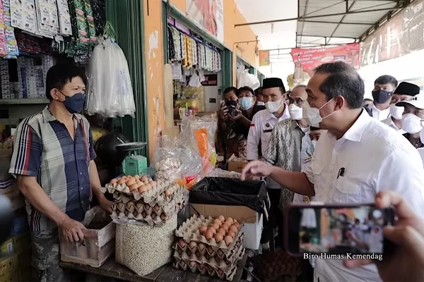 Menteri Perdagangan, Muhammad Lutfi meninjau harga dan distribusi minyak goreng di Pasar Angso Duo, Jambi, Jumat (25/02/2022).