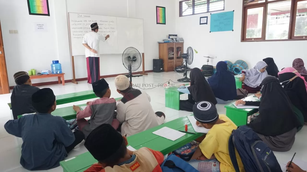 PERDALAM ILMU AGAMA: Para santri saat mengikuti pembelajaran dengan tertib di Rumah Tahfiz TPA Al-Isro.