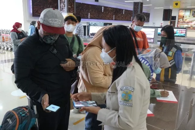 KEBIJAKAN BARU: Para penumpang pesawat saat antre di Bandar Udara Kalimarau. Kini, para penumpang tak mesti menunjukkan hasil tes antigen atau PCR, asalkan sudah vaksin kedua hingga boosterm