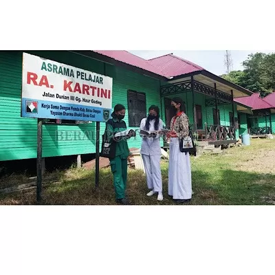 DITUNTUT MANDIRI: Para pelajar yang tinggal di Asrama Pelajar Putri RA. Kartini di Jalan Durian III, Gang Haur Gading, Tanjung Redeb. Mereka tetap bersemangat meski jauh dari kampung halaman.