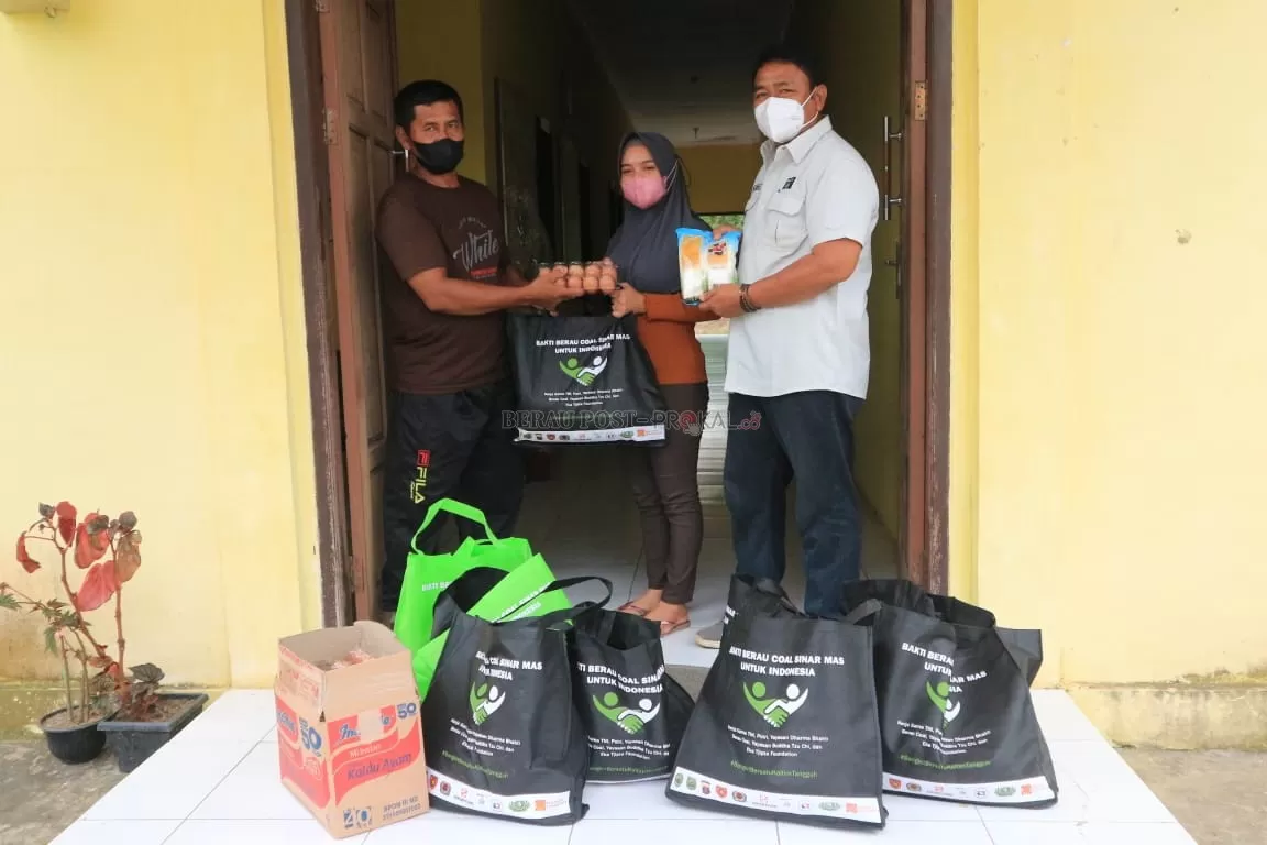 SALURKAN BANTUAN: Perwakilan PT Berau Coal saat menyerahkan bantuan paket sembako untuk warga terdampak Covid-19 di Kampung Birang. 