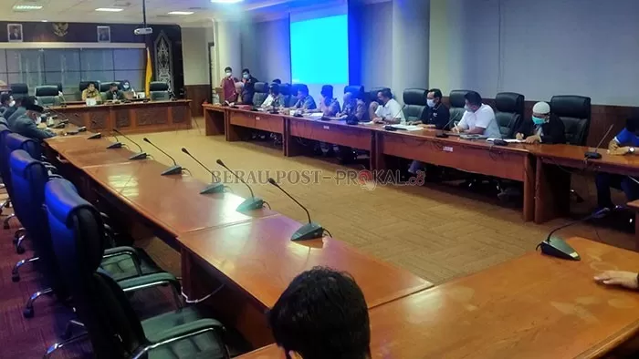 URAI PERSOALAN: Komisi II DPRD Berau menggelar hearing bersama Aprindo, Diskoprindag, BPS, serta Bulog, mengenai permasalahan minyak goreng di Bumi Batiwakkal, Selasa (15/3).