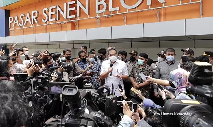 Menteri Perdagangan, Muhammad Lutfi memastikan subsidi minyak goreng (migor) curah sampai ke pasar sesuai dengan peruntukan yang dijual dengan harga Rp14.000/liter di Pasar Senen, Jakarta, Kamis (17 Mar 2022).