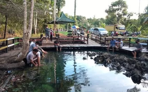PUNYA POTENSI BESAR: Posisi wisata air panas yang berada di perbatasan ini, membuat pemerintah Kampung Biatan Bapinang dan Tabalar Muara sama-sama ingin mengambil alih pengelolaannya.