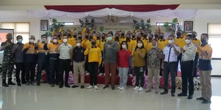 PISAH SAMBUT: Manajemen PT FAD bersama peserta pisah sambut berfoto bersama jajaran Pemkab Berau usai melakukan penyematan sebagai simbolis saat beberapa waktu lalu.