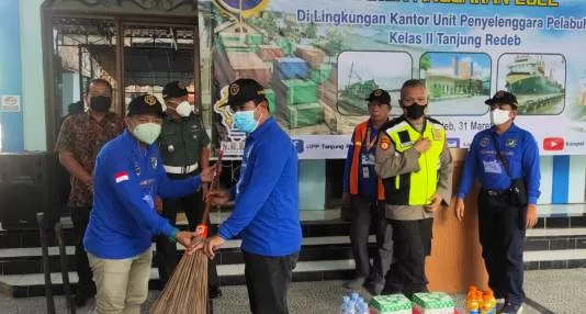 BANGKITKAN EKONOMI: Kepala KUPP Tanjung Redeb Hotman Siagian, menyerahkan alat kebersihan sebagai simbol pelaksanaan program padat karya di lingkungan pelabuhan kemarin (31/3).