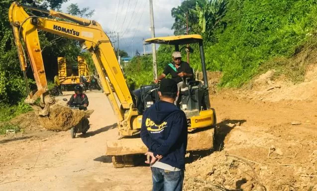 ALTERNATIF: Pengerjaan jalan alternatif menuju Kampung Gurimbang.