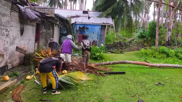 RUSAK RINGAN: Rumah milik warga di RT 1 Kampung Bidukbiduk yang mengalami kerusakan akibat diterjang angin kencang, Rabu (13/4).