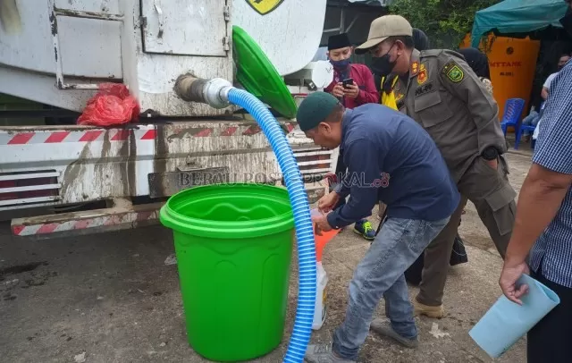 UNTUK UMKM: Salah seorang pelaku UMKM saat membeli migor curah yang didapat Pemkab Berau dari Balikpapan. Satu liternya dihargai Rp 14 ribu.