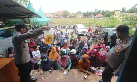ANTRE: Sejumlah masyarakat saat mengantre minyak goreng curah asal Balikpapan di Kelurahan Sei Bedungun, Kecamatan Tanjung Redeb, (16/4).