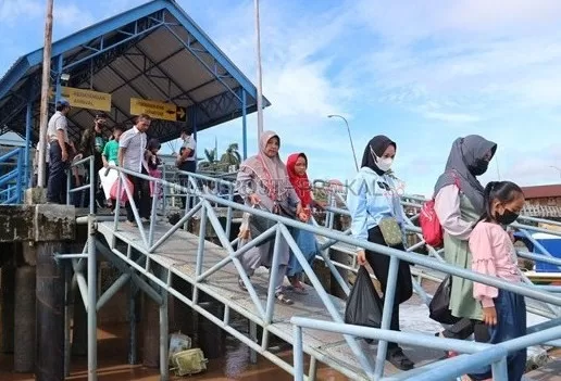 LIBUR PANJANG: Para penumpang yang tengah menuju speedboat di Dermaga Wisata di Jalan Milono Tanjung Redeb, untuk menyeberang ke Pulau Maratua beberapa waktu lalu.