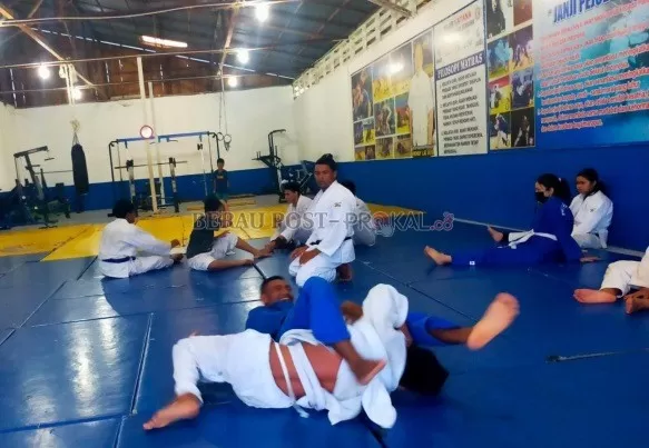 TERUS BERLATIH: Atlet judo Berau melakukan latihan rutin, beberapa waktu lalu.