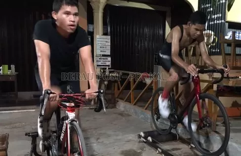 LATIHAN: Atlet sepeda saat menjalani latihan rutin di malam hari selama Ramadan, kemarin.