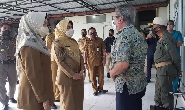 SIDAK: Bupati Berau Sri Juniarsih bersama Wakil Bupati  Gamalis, mengunjungi beberapa isntansi untuk mengecek kehadiran ASN di hari pertama kerja usai libur Idulfitri kemarin.