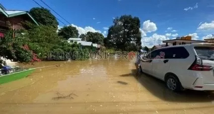 MULAI SURUT: Banjir yang terjadi di Kampung Tumbit Melayu dan Tumbit Dayak sudah mulai surut. Namun sebagian besar ruas jalan di kedua kampung tersebut masih terendam air kemarin (11/5).